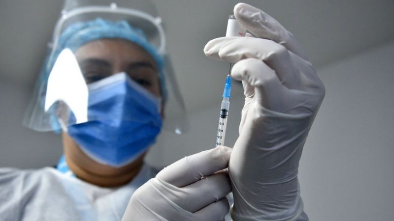 ¿Cuántas vacunas enviaría Covax a Latinoamérica en la &quot;primera ola&quot;?