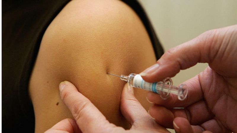 Por qué las vacunas contra el coronavirus se ponen en el brazo