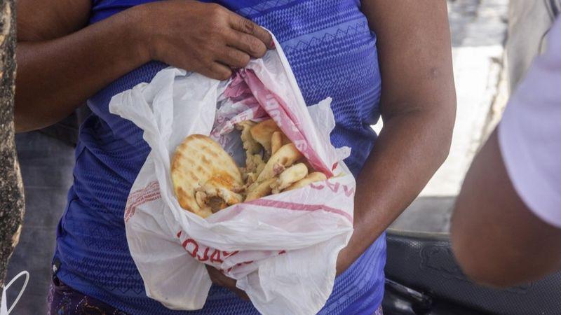 Cuando el camión llega temprano, puedes sacar cosas buenas: las familias que buscan comida en la basura como última opción