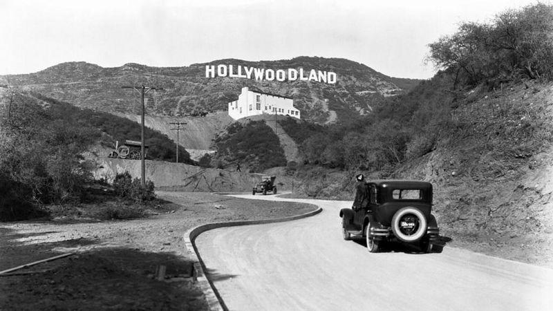 El sorprendente origen del letrero de Hollywood que cumple 100 años (y no tiene nada que ver con el cine)