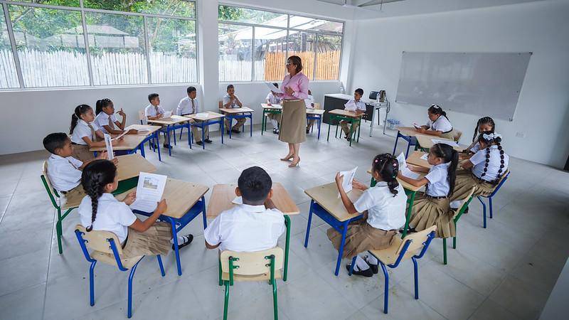 Apagones en Ecuador | El Ministerio de Educación ordenó que el horario de clases matutinas inicie una hora más tarde