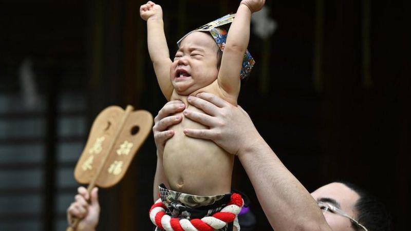 Las multimillonarias medidas de las potencias asiáticas para combatir la baja natalidad