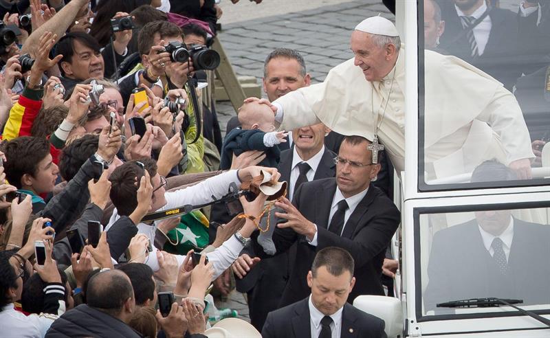 Papa Francisco entre a la multitud tras la canonización de los dos papas