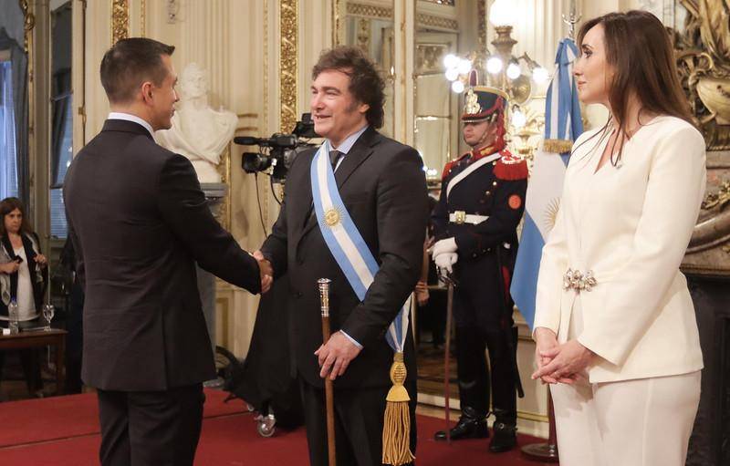 Daniel Noboa, de espaldas, saludando al presidente argentino Javier Milei, y su vicepresidenta Victoria Villarruel.