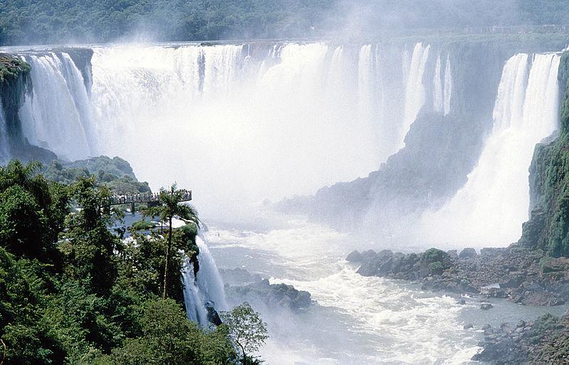 Las cataratas de Iguazú son uno de los tantos destinos turísticos de Argentina.