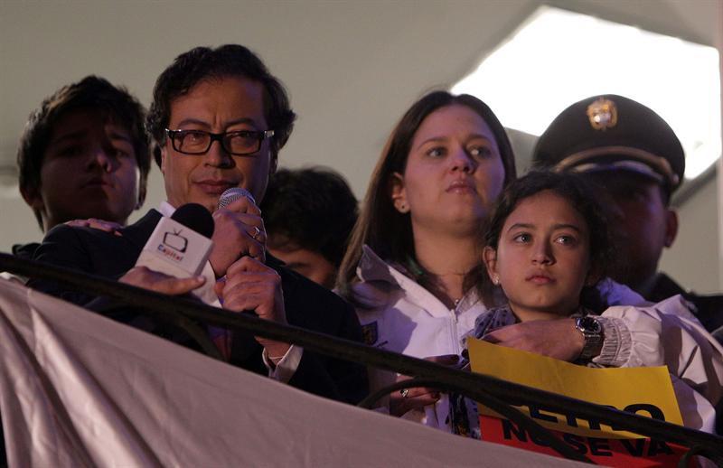 Miles de personas velan al alcalde de Bogotá para evitar que sea destituido