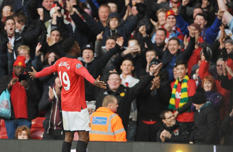 El Manchester United gana al Hull con Valencia expulsado