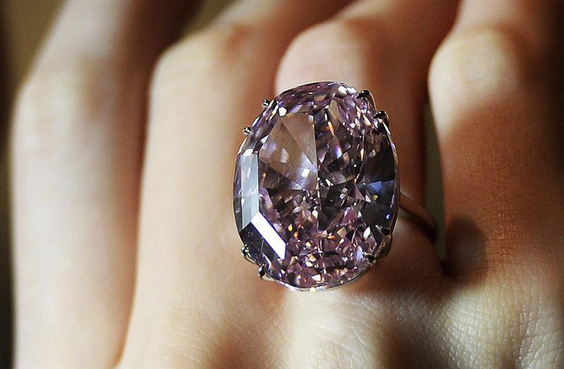 Venden diamante rosa de 60 quilates por 73,9 millones de dólares