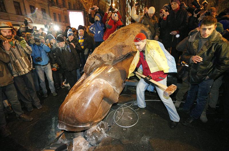 Siguen haciendo pedazos la estatua de Lenin derribada hace 5 días