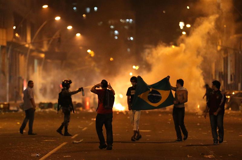 Un policía se despoja de sus armas para sumarse a protestas en Brasil