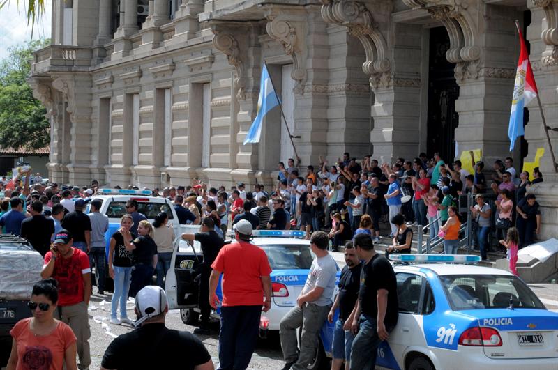 Al menos diez muertos en saqueos en Argentina