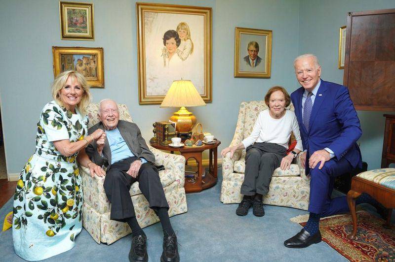 La foto de los Biden gigantes con los diminutos Carter