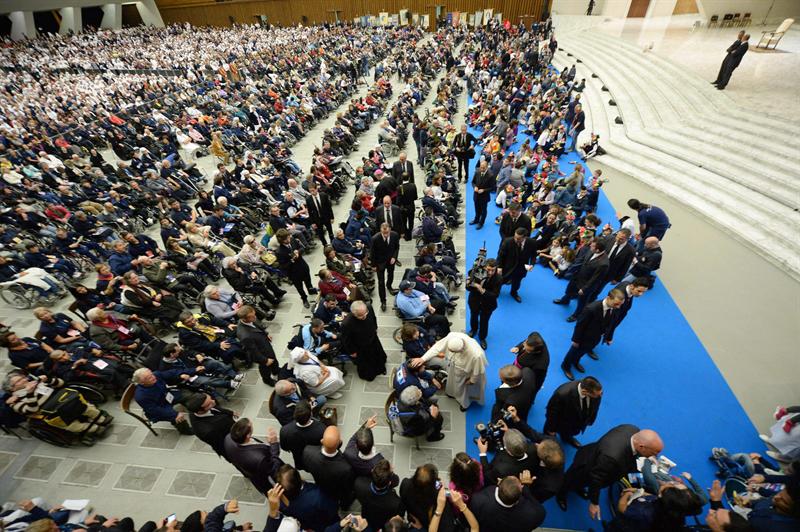 El papa abraza uno a uno a cientos de enfermos que peregrinan a Lourdes