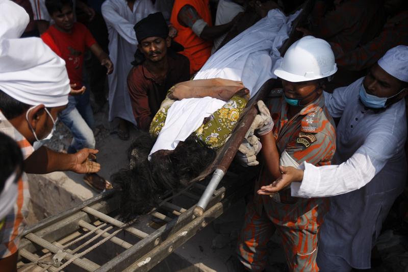 Rescatan a 72 personas después de tres días bajo los escombros en Bangladesh