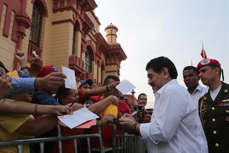 Maradona visita cuartel que alberga restos de Chávez y pide votar por Maduro