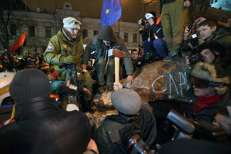 Siguen haciendo pedazos la estatua de Lenin derribada hace 5 días