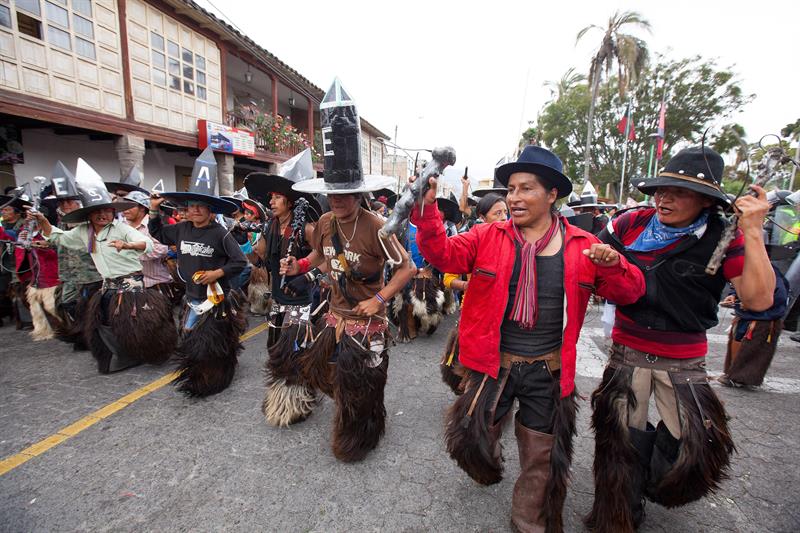 Los indígenas en Cotacachi celebran al Sol y a la Tierra con baile y pelea