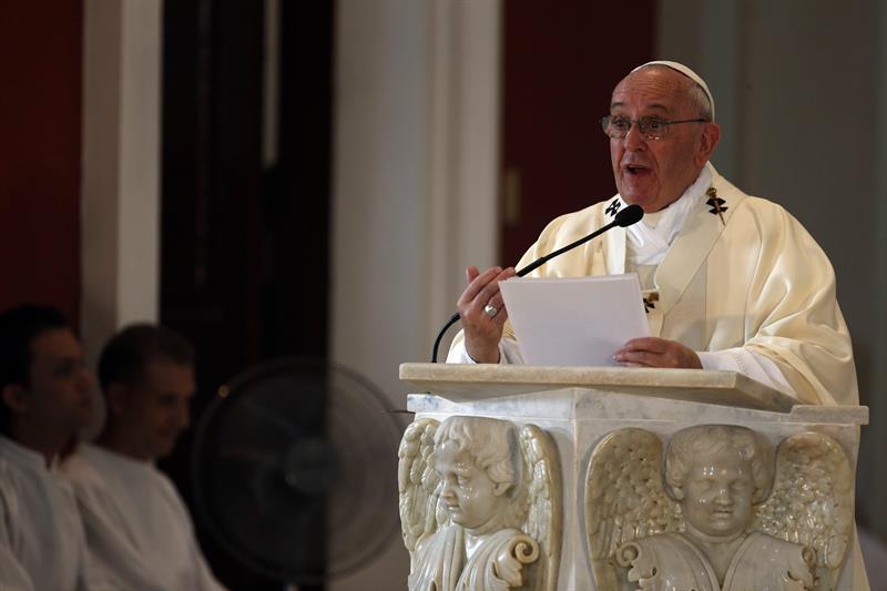 El papa insta a &quot;sembrar reconciliación&quot; en su última misa en Cuba