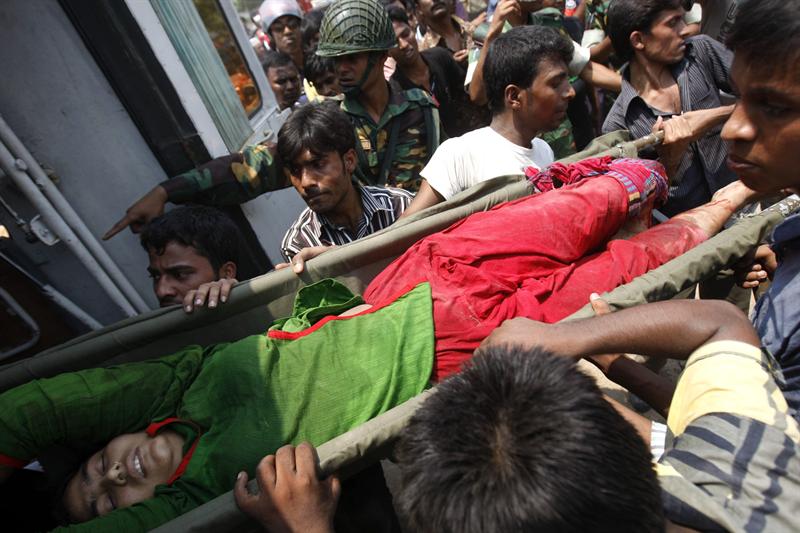 Derrumbe de edificio deja 110 muertos en Bangladesh
