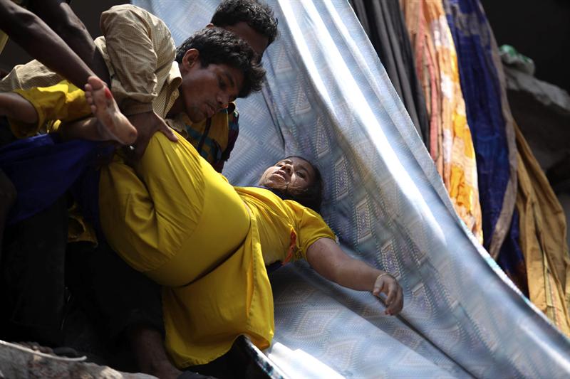 Derrumbe de edificio deja 110 muertos en Bangladesh