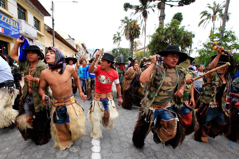 Los indígenas en Cotacachi celebran al Sol y a la Tierra con baile y pelea