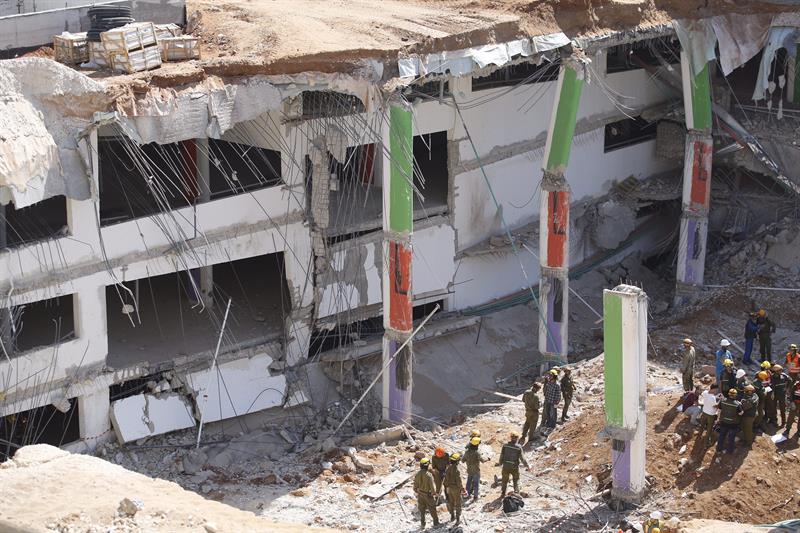 Dos muertos y cinco desaparecidos tras derrumbe de edificio en Tel Aviv