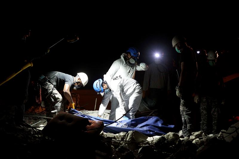 11 colombianos muertos en terremoto en Ecuador y buscan a 223