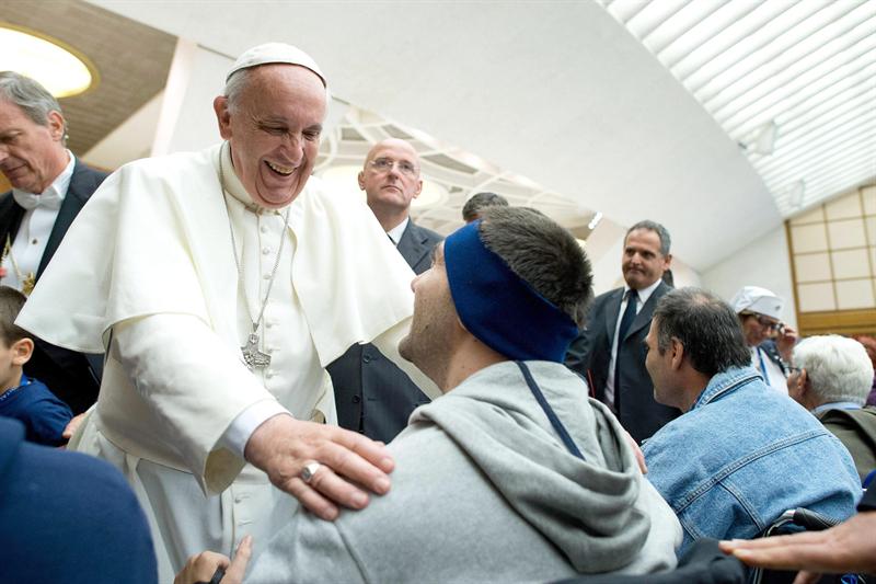 El papa abraza uno a uno a cientos de enfermos que peregrinan a Lourdes