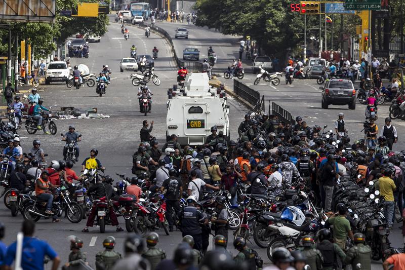 Asesinan a 2 personas en Caracas mientras recogían escombros de las protestas