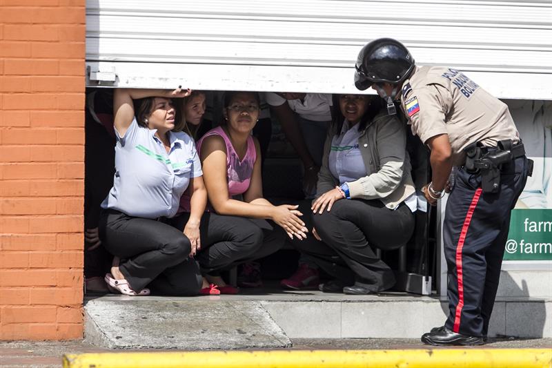 Asesinan a 2 personas en Caracas mientras recogían escombros de las protestas