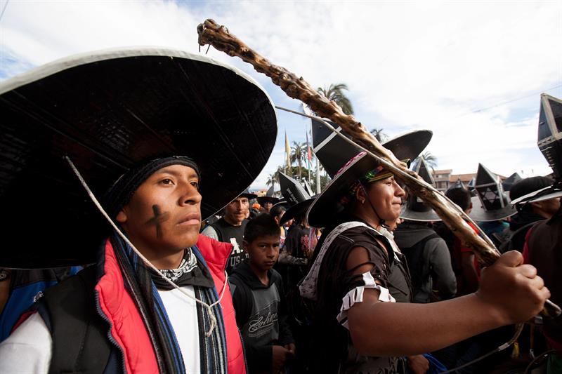 Los indígenas en Cotacachi celebran al Sol y a la Tierra con baile y pelea