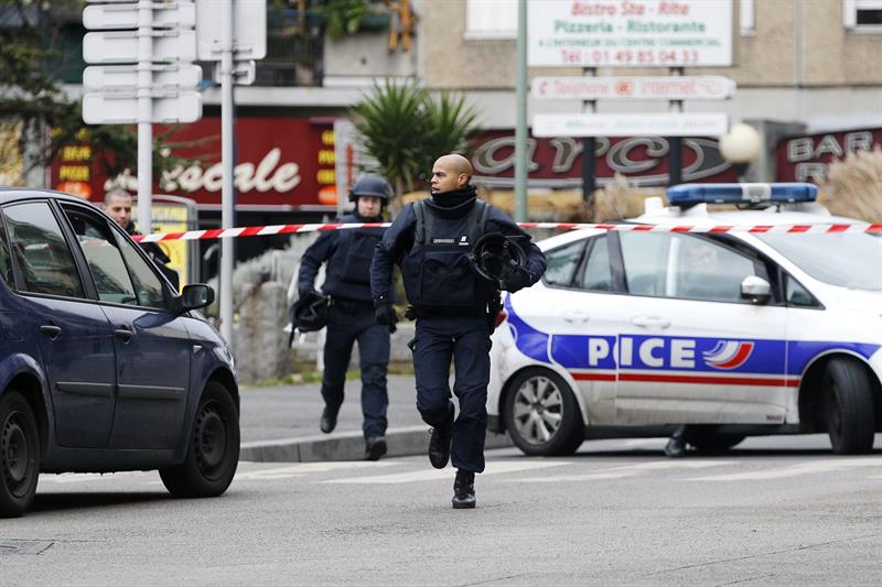 Muere la policía municipal herida en un tiroteo en el sur de París