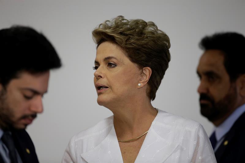 Los diputados brasileños pasan la noche en vela por debates sobre Rousseff