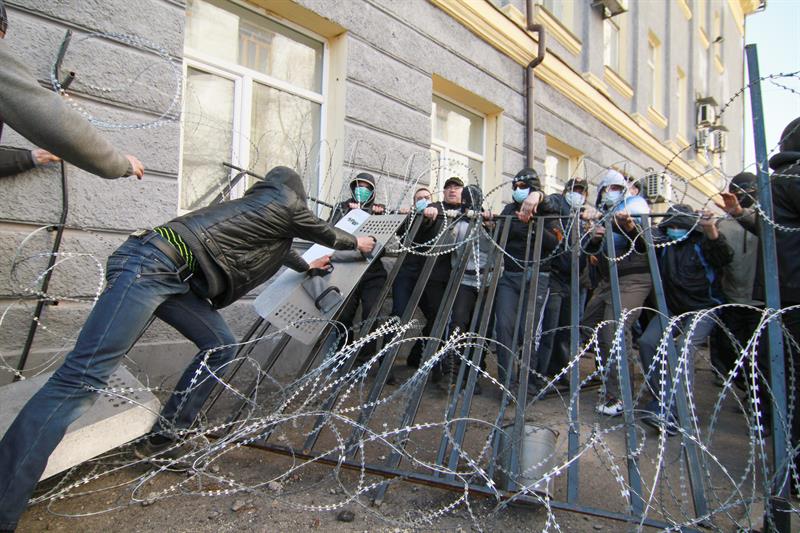 Activistas prorrusos asaltan sedes de organismos estatales en este de Ucrania