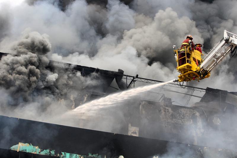 Incendio en Lima combatido durante 10 horas deja 13 heridos