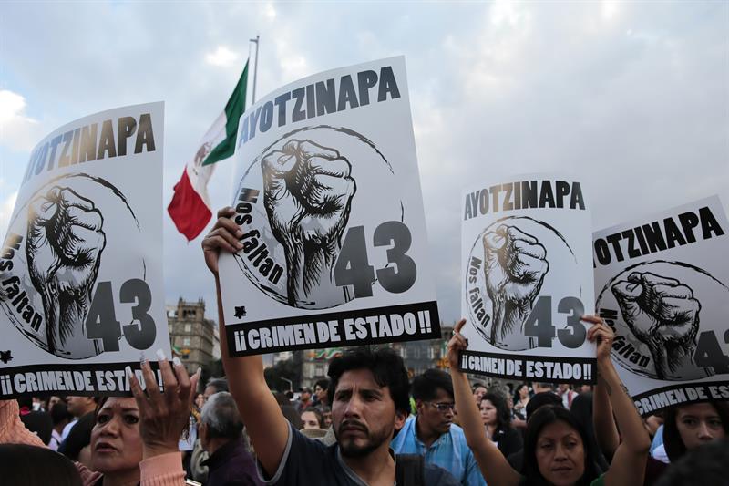 Alumnos de Ayotzinapa toman emisoras de radio en estado mexicano de Guerrero