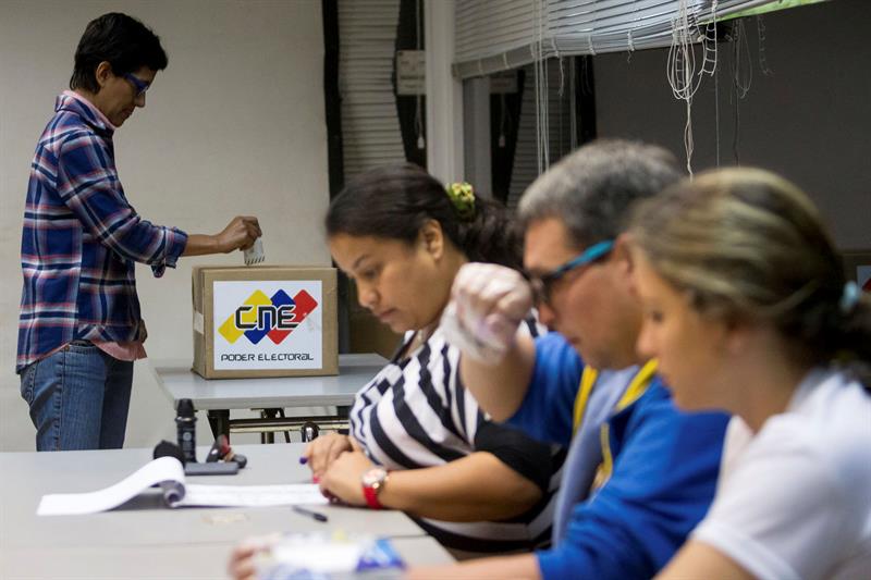 Cansados de la crisis, los venezolanos votan en cruciales parlamentarias