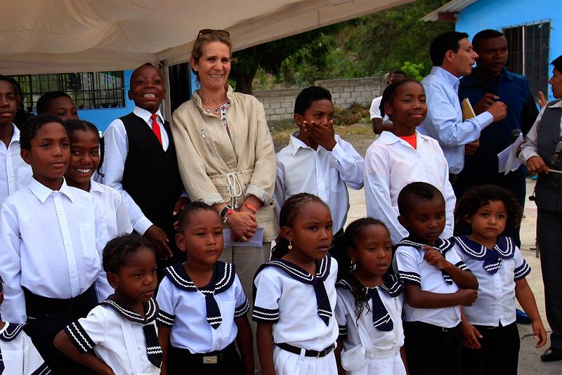 La infanta Elena visita centro a favor de niños en Carchi