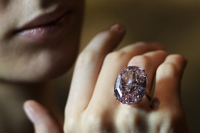 Venden diamante rosa de 60 quilates por 73,9 millones de dólares