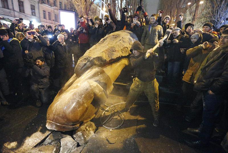 Siguen haciendo pedazos la estatua de Lenin derribada hace 5 días