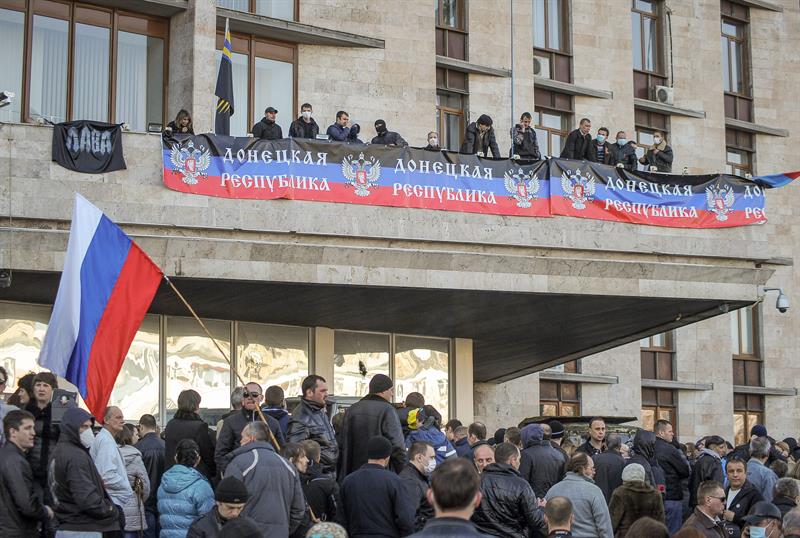 Activistas prorrusos asaltan sedes de organismos estatales en este de Ucrania