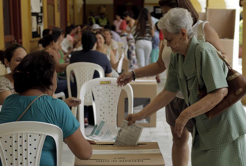 Concluye en Colombia, con alta abstención, elección más pacífica en décadas