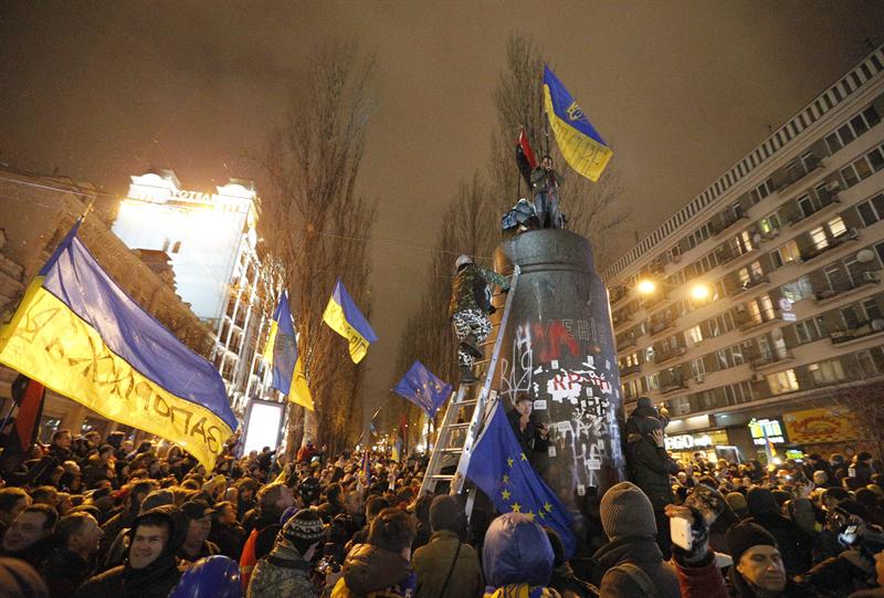 Siguen haciendo pedazos la estatua de Lenin derribada hace 5 días