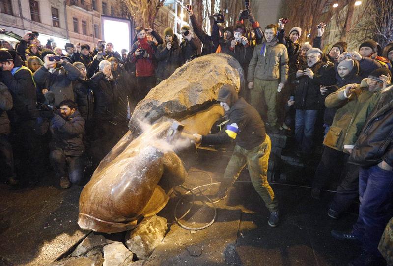 Siguen haciendo pedazos la estatua de Lenin derribada hace 5 días