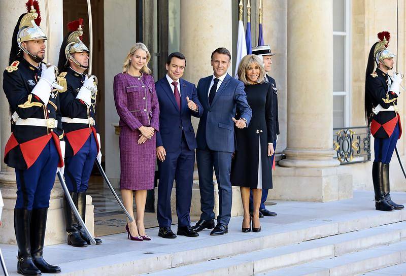 Foto de la primera dama Lavinia Valbonesi, Daniel Noboa, el mandatario francés Emmanuel Macron, y su esposa Brigitte Macron.
