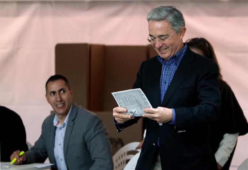 Uribe dice que votó por Zuluaga para preservar la democracia y la libertad