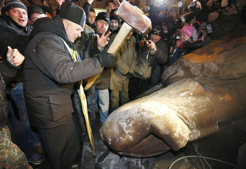 Siguen haciendo pedazos la estatua de Lenin derribada hace 5 días