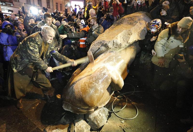 Siguen haciendo pedazos la estatua de Lenin derribada hace 5 días