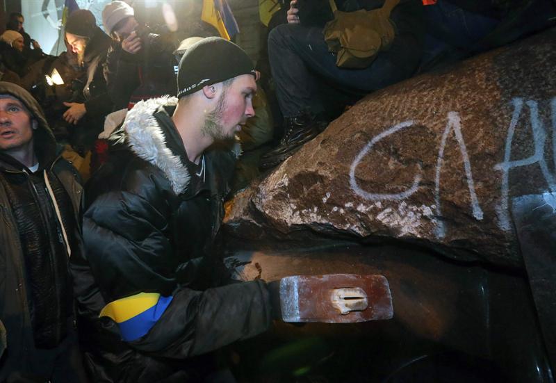 Siguen haciendo pedazos la estatua de Lenin derribada hace 5 días