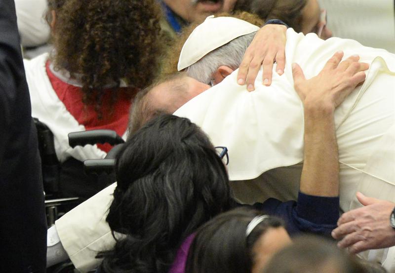 El papa abraza uno a uno a cientos de enfermos que peregrinan a Lourdes